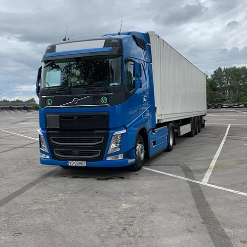 Ansamblu de transport containere maritime fotografiat in parcarea unui port european