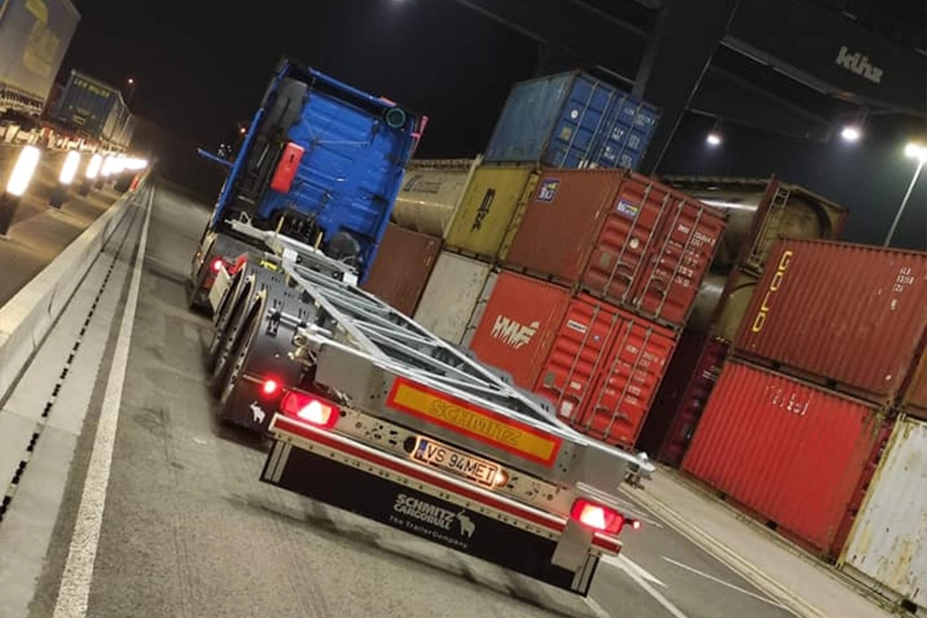 Semiremorca din flota Realmet ce e pregatita pentru a transporta containere maritime din principalele porturi din Europa