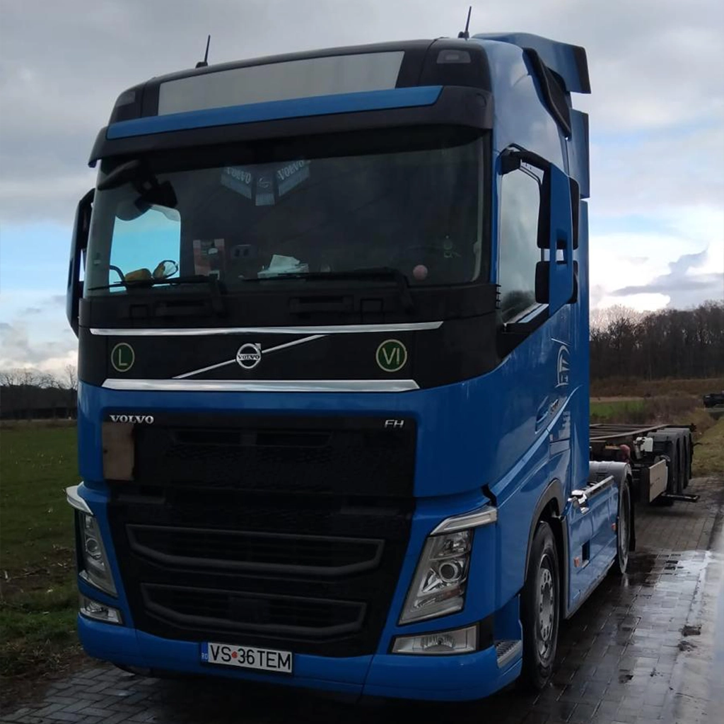 Camion Volvo si semiremorca pentru containere maritime pregatite pentru transport international