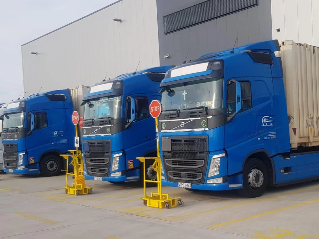 Camioanele Realmet Logistic fotografiate unul langa altul