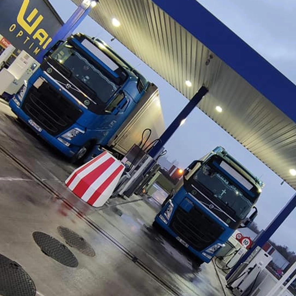 Camioanele din flota Realmet Logistic ce alimenteaza cu carburant la o benzinarie