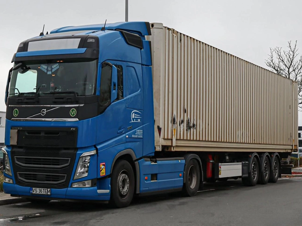 Cap tractor Volvo si semiremorca pentru transport containere maritime ce apartine companiei Realmet