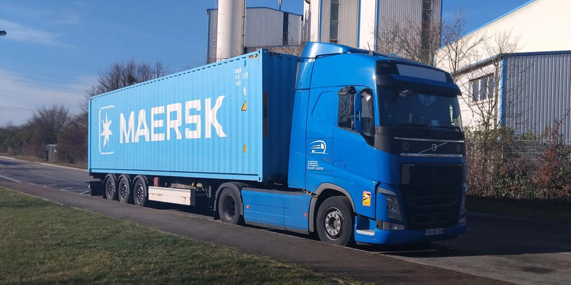 Camion Volvo si semiremorca ce transporta un container inscriptionat cu numele MAERSK